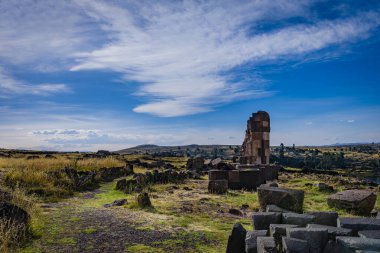 Chullpa (cenaze kulesi) Sillustani Mezarlığı, Hatuncolla, Puno Bölgesi, Peru.