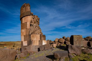 Chullpa (cenaze kulesi) Sillustani Mezarlığı, Hatuncolla, Puno Bölgesi, Peru.
