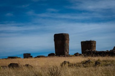 Chullpa (cenaze kulesi) Sillustani Mezarlığı, Hatuncolla, Puno Bölgesi, Peru.