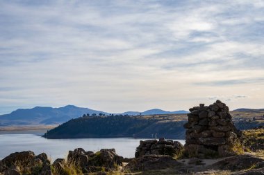 Chullpa (cenaze kulesi) Sillustani Mezarlığı, Hatuncolla, Puno Bölgesi, Peru.