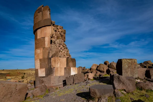 Chullpa (cenaze kulesi) Sillustani Mezarlığı, Hatuncolla, Puno Bölgesi, Peru.