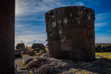 Chullpa (cenaze kulesi) Sillustani Mezarlığı, Hatuncolla, Puno Bölgesi, Peru.