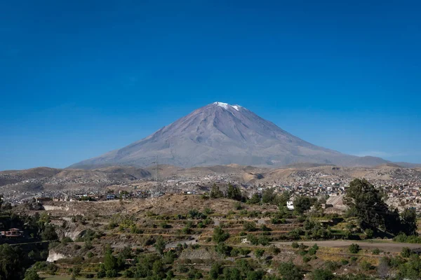 Arequipa 'nın volkanlarının manzarası