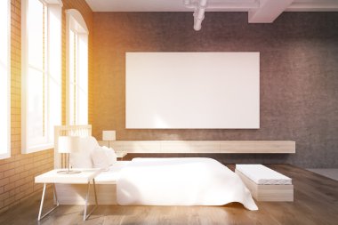 Güneşli yatak ve üç pencereyan görünümü