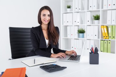 Pretty woman Ceo'su işyerinde kitaplık la ofis. Güzel ve akıllı bayan kavramı. 