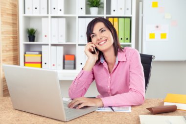 Telefonunda pembe ile gülümseyen kız