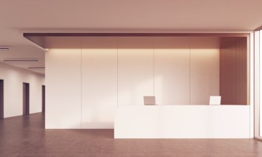 Güneşli koridorda resepsiyon masası