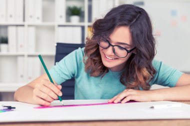 Profesyonel mühendis işinden keyif alıyor