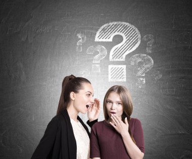 İki öğrenci blackboard büyük soru işareti ile yakınındaki dedikodu kroki. Kadar alay et. Söylentiler yayılıyor kavramı