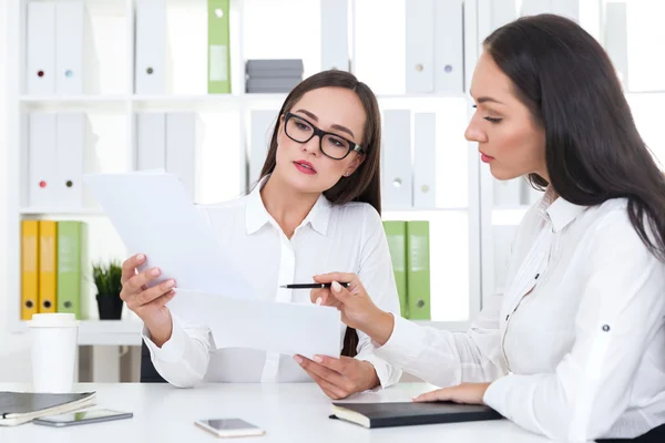 Dos chicas trabajando en la oficina — Foto de Stock