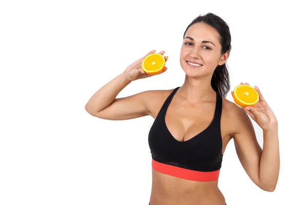 Chica con cola de caballo sosteniendo dos mitades de naranja —  Fotos de Stock