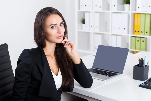 Dipendente del dipartimento HR che considera un candidato — Foto Stock