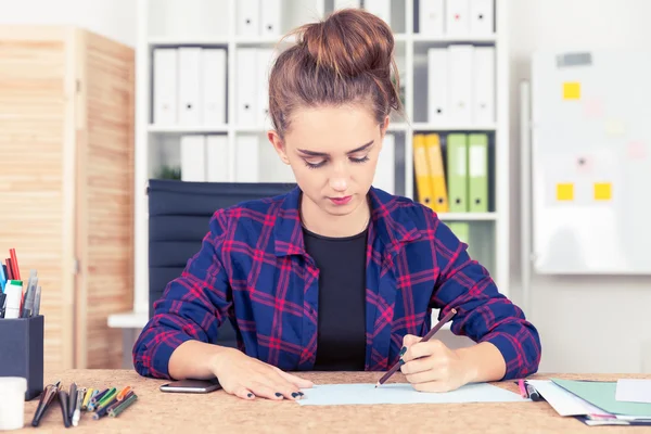 Woman working at blueprint — Stockfoto