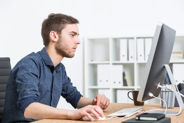 Man vid hans dator bord — Stockfoto