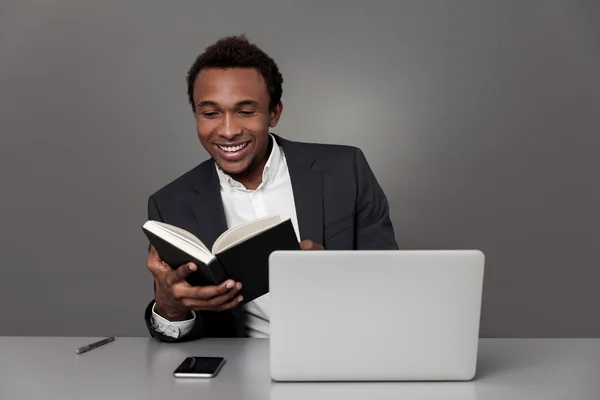 アフリカ人男性が本を読んで — ストック写真
