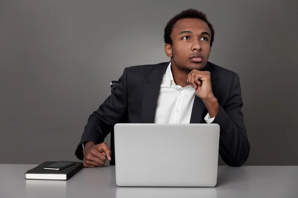 Contemplando a un empresario africano — Foto de Stock