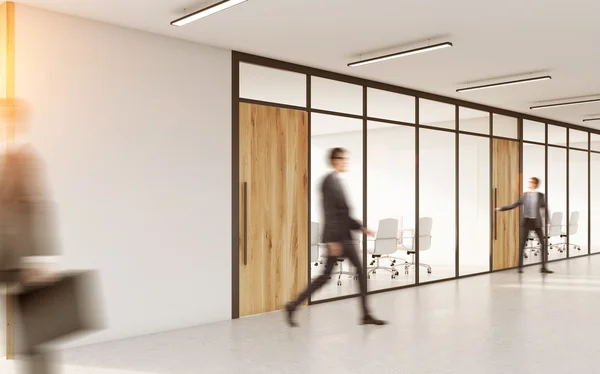 Sala de conferências com pessoas no corredor — Fotografia de Stock