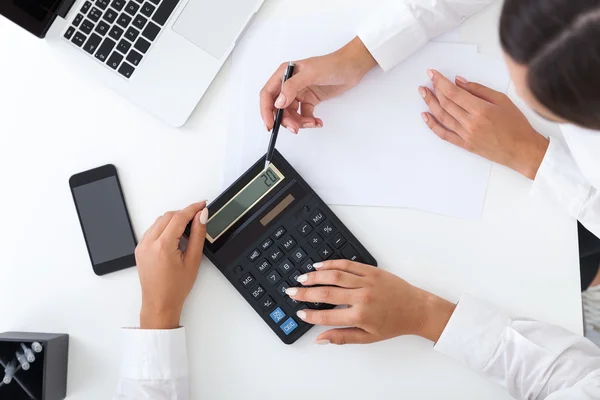 Two women computing — Stock Photo, Image