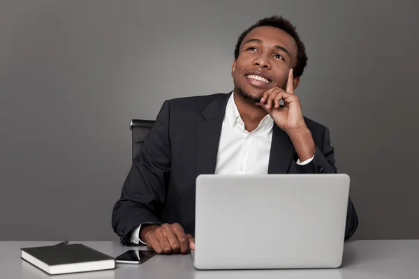 Afrikaanse man dagdromen — Stockfoto