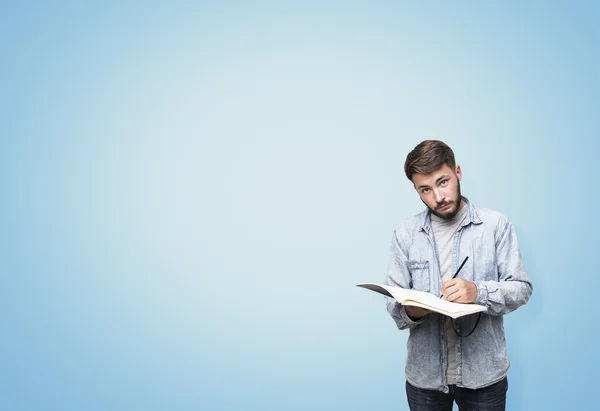 Homem com caderno — Fotografia de Stock