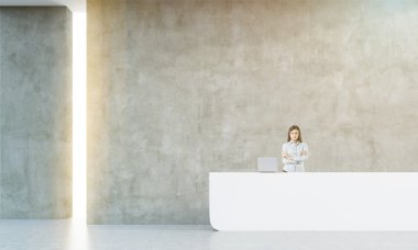 Beton duvarlar ile güneşli odada Resepsiyonist