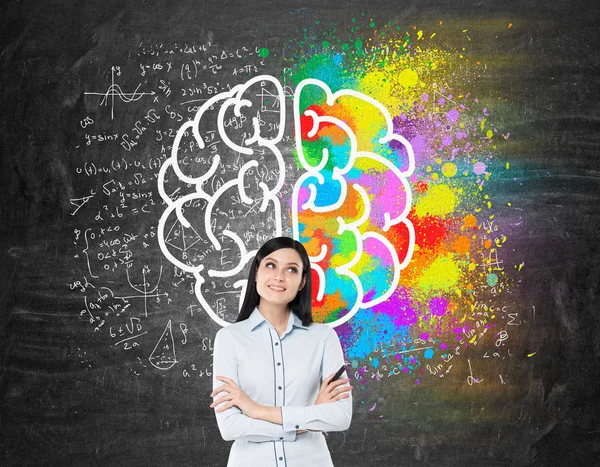 Chica con el pelo negro cerca de pizarra con icono del cerebro — Foto de Stock