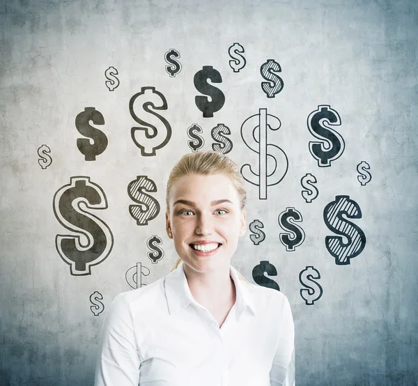 Chica sonriente feliz de hacer dinero cerca de la pared de hormigón — Foto de Stock