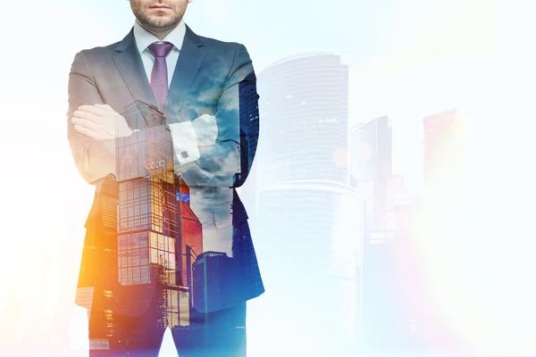 Hombre de negocios seguro con corbata roja y gran ciudad de la mañana — Foto de Stock