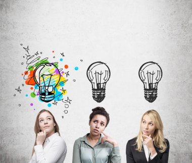 Beton duvarın yakınında düşünen üç kadın