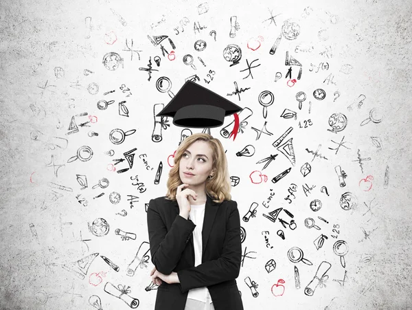 浮上卒業帽子と教育スケッチを持つ赤毛の女の子 — ストック写真