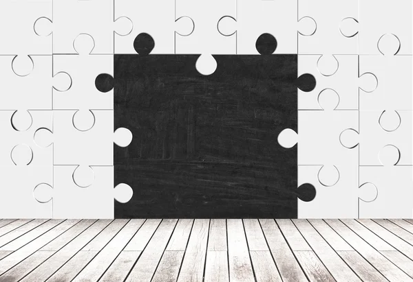 Puzzle pieces room and blackboard — Stock Photo, Image