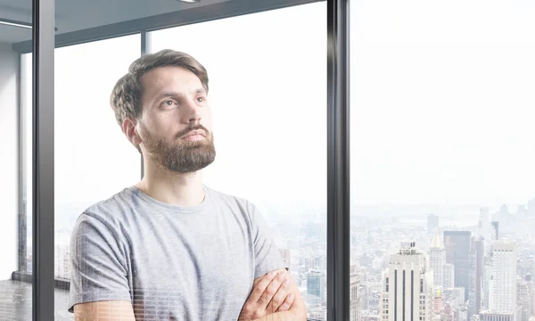 Hombre con camiseta soñando con su brillante futuro — Foto de Stock