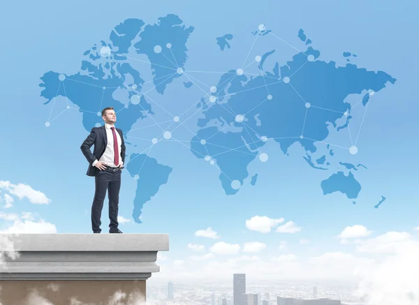 Líder de negócios no telhado com mapa do mundo — Fotografia de Stock