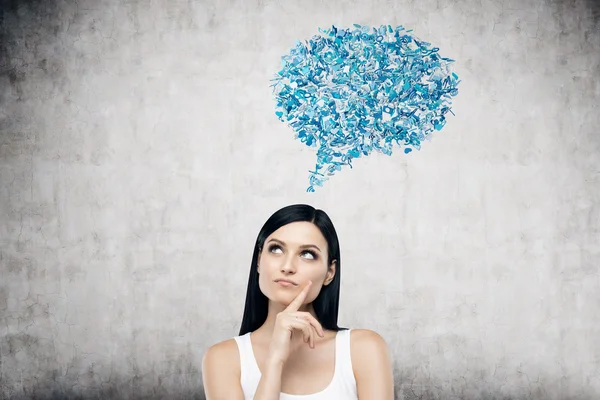 Ragazza con i capelli neri parla — Foto Stock