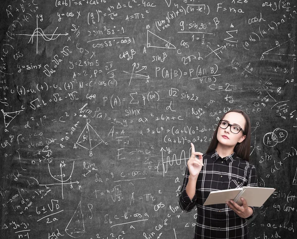 Nerd chica resolviendo un problema difícil — Foto de Stock