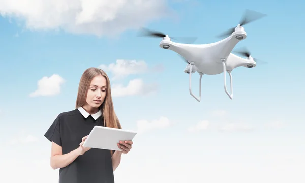 Mujer joven controlando un dron — Foto de Stock