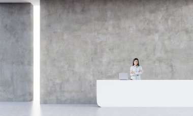 Beton duvarlı odada resepsiyonist
