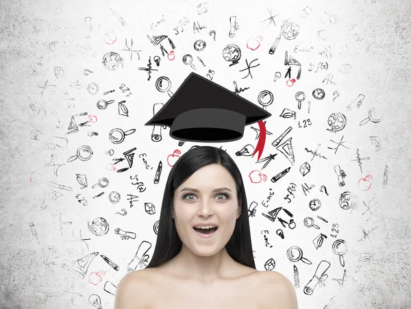 Chica asombrada con sombrero de graduación levitante y bosquejo de educación — Foto de Stock