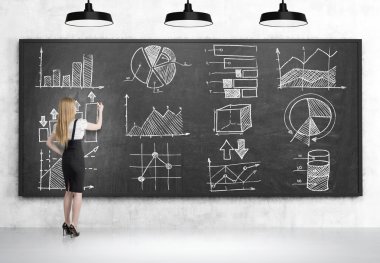 Sarışın kız tahta üzerinde grafik çizim