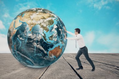 İşadamı dünyayı tahta zemine itiyor