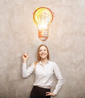 Ekstra parlak ampul işaret gülümseyen sarışın kadın