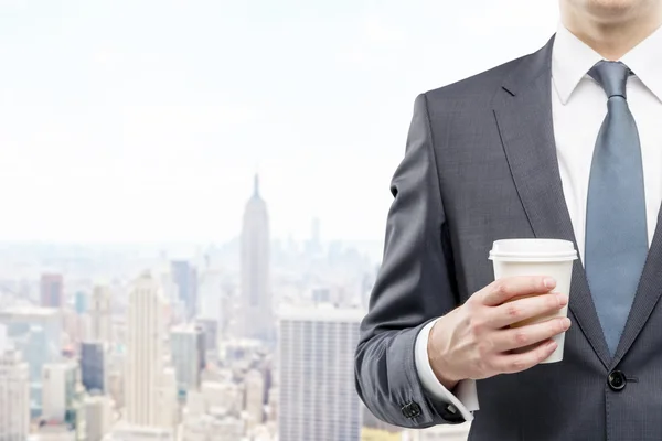 Тело человека с бумажной чашкой кофе в Нью-Йорке — стоковое фото
