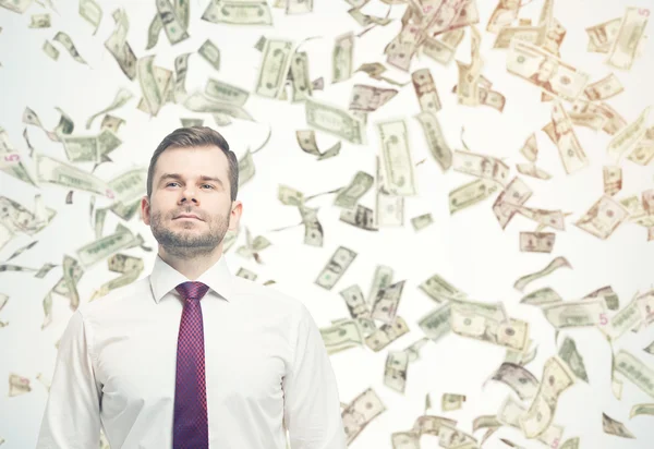 Empresário confiante sob chuva nota dólar no dia ensolarado — Fotografia de Stock