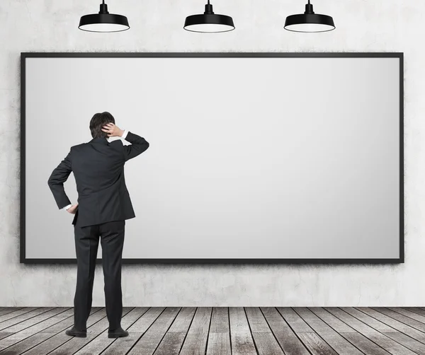 Man in pak kijken naar lege whiteboard — Stockfoto