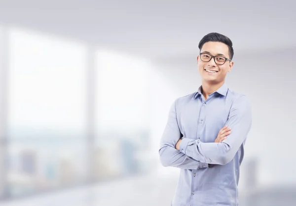 Sorrindo asiático empresário no escritório borrado — Fotografia de Stock