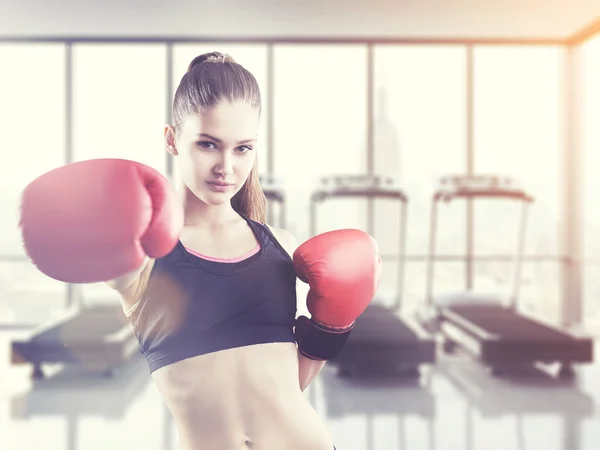 Woman boxer in a gym — ストック写真