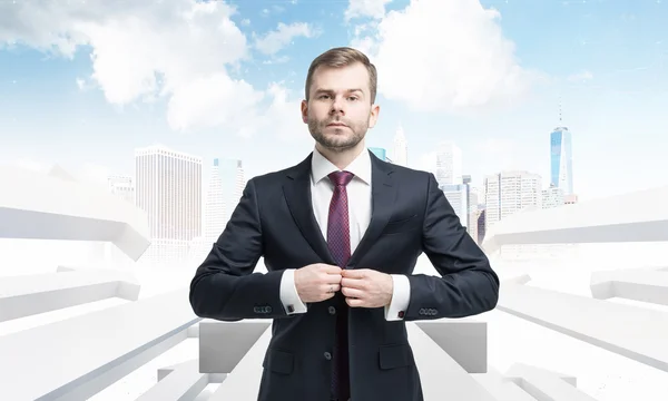 Seriöser Geschäftsmann mit roter Krawatte gegen Stadtbild mit Pfeilen — Stockfoto