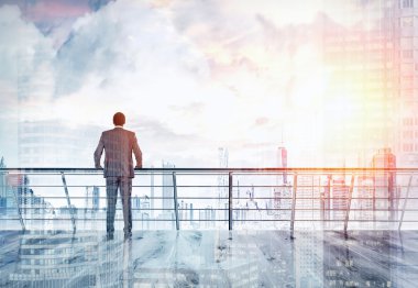 Ofisinin balkonunda Afrikalı adam 