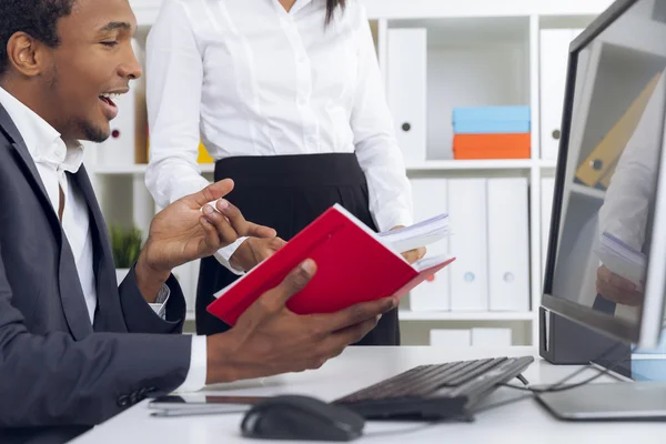 Estamos haciendo el informe juntos — Foto de Stock