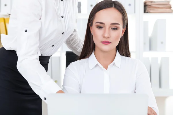 Woman listening to her boss — 스톡 사진